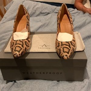 New in box Aquatalia snake print heels